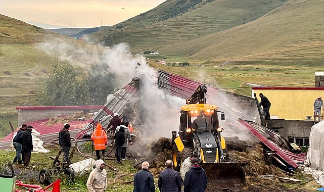 Ardahan'da ahır ve depo yandı, 600 balya saman kül oldu