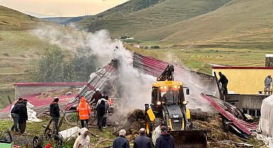 Ardahan'da ahır ve depo yandı, 600 balya saman kül oldu