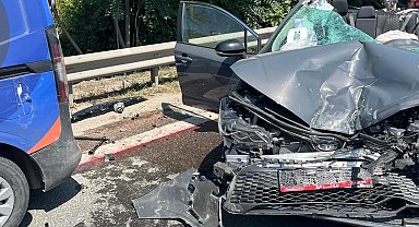 Arızalanan minibüs ve çekiciye çarpan otomobilin sürücüsü uzman onbaşı öldü