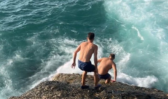 Arnavutköy'de boğulma tehlikesi geçiren kişiyi arkadaşları son anda kurtardı