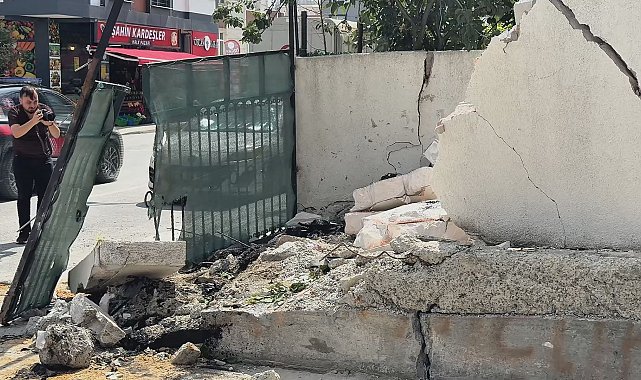 Arnavutköy'de servis minibüsü bahçe duvarına çarptı; mahalleli kazalara önlem alınmasını istedi