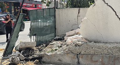 Arnavutköy'de servis minibüsü bahçe duvarına çarptı; mahalleli kazalara önlem alınmasını istedi
