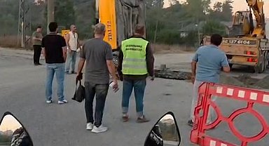 Arnavutköy'de taksi İSKİ ekiplerince açılan çukura düştü