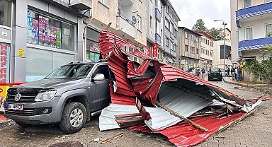 Artvin'de fırtınada uçan çatı 3 aracın üzerine düştü