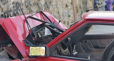 Ataşehir'de otomobil istinat duvarına çarptı; 3 yaralı