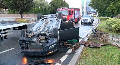 Ataşehir'de otomobil kaldırıma çarpıp takla attı: 2 yaralı