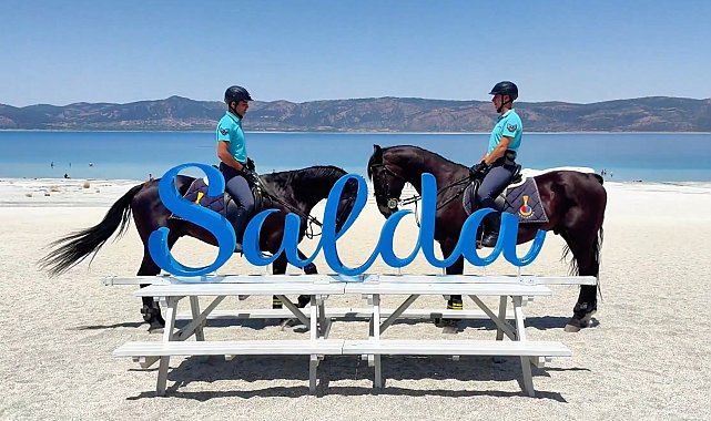 Atlı jandarmalar Salda Gölü'nde devriyede