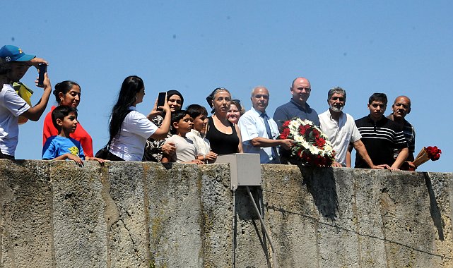 Auschwitz kampında öldürülen Romanlar törenle anıldı; Meriç Nehri'ne çiçek bırakıldı