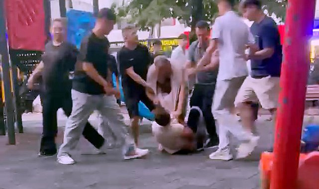 Avcılar'da çocuk parkında yetişkinlerin kavgası kamerada