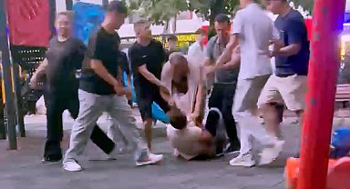 Avcılar'da çocuk parkında yetişkinlerin kavgası kamerada