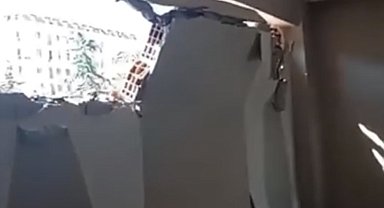 Avcılar'da koltukta uzandığı sırada iş makinesi dairenin duvarını yıktı