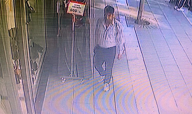 Avcılar'da mağazadan 6 bin liralık hırsızlık kamerada; ceketi giyip kaçtı