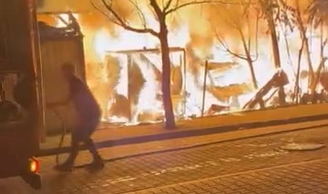 Avcılar'da TIR parkında yangın: 5 araç kullanılamaz hale geldi