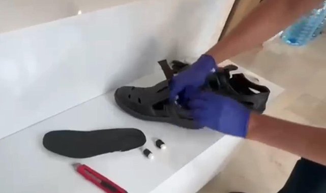 Ayakkabısının tabanına gizlediği metamfetaminle yakalandı