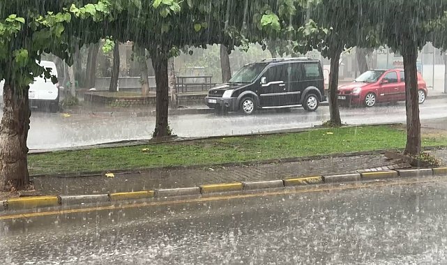 Aydın'da sağanak nedeniyle bazı yollar suyla doldu