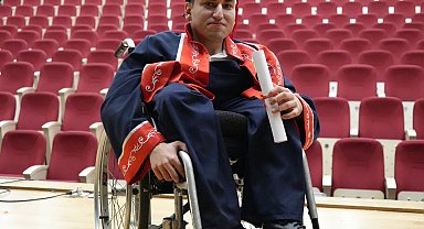 Babasının her gün okula götürüp getirdiği fiziksel engelli Abdullah, mezun oldu