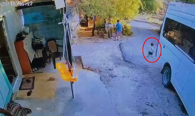 Babasının kullandığı minibüsün altında kalan Yakup Emir'in cenazesi toprağa verildi