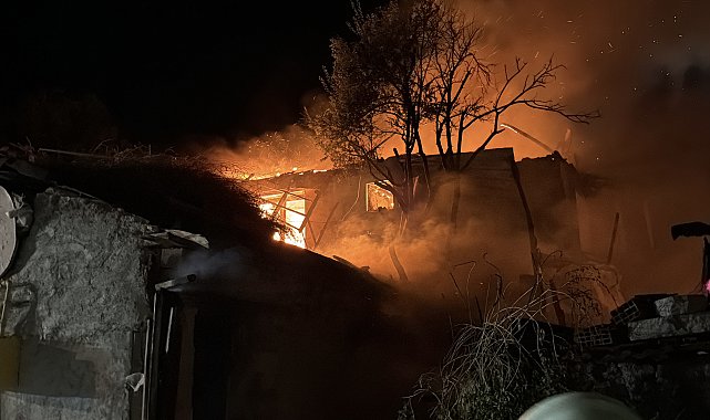 Bahçede çıkan yangın eve sıçradı; 2 kişi dumandan etkilendi