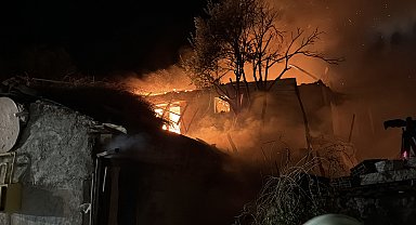 Bahçede çıkan yangın eve sıçradı; 2 kişi dumandan etkilendi