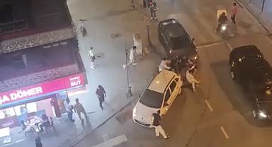 Bahçelievler'de iki grup arasında bıçaklı kavga; aracın üzerinde dövdüler