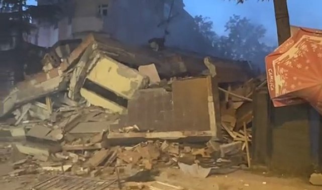 Bahçelievler'de tahliye edilen bina çöktü-1