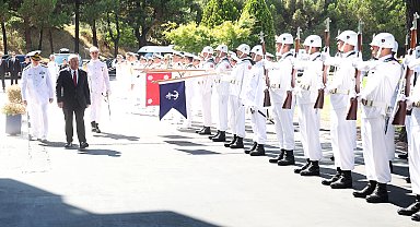 Bakan Güler, Donanma Komutanlığı'nı ziyaret etti