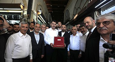 Bakan Kurum, Kahramanmaraş'ta Kapalı Çarşı'yı ziyaret etti