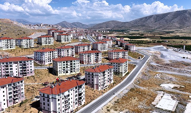 Bakan Kurum, Malatya'da sosyal konutlarına yerleşen Başar çiftinin görüntülerini paylaştı