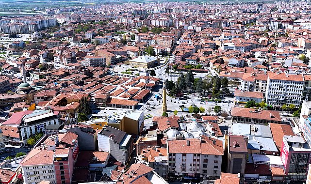 Bakan Kurum, yenilenen Çorum Tarihi Kent Meydanı'ndan görüntüler paylaştı