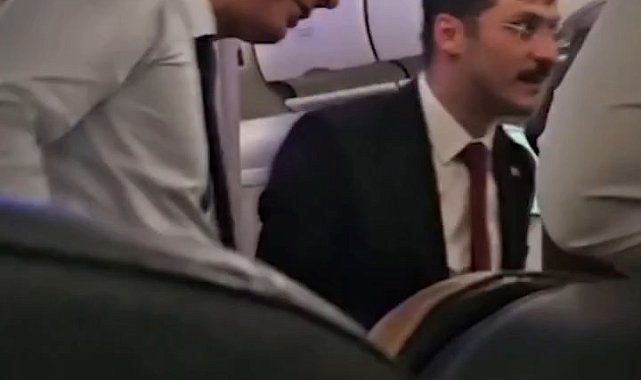 Bakan Memişoğlu, uçakta rahatsızlanan yolcuya müdahale etti