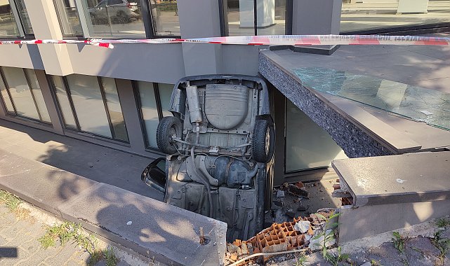 Bakırköy'de otomobil apartman boşluğuna düştü: 2 yaralı