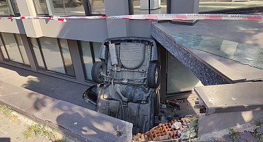 Bakırköy'de otomobil apartman boşluğuna düştü: 2 yaralı