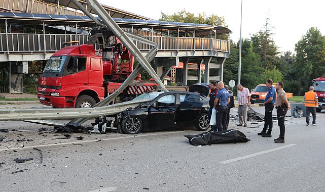 Bariyere çarpıp ikiye bölünen otomobilin sürücüsü öldü