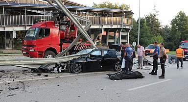 Bariyere çarpıp ikiye bölünen otomobilin sürücüsü öldü