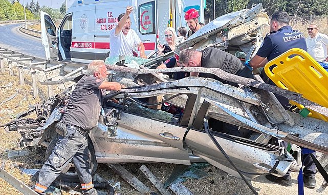 Bariyerlere çarpan otomobil, hurdaya döndü; sürücü ile eşi yaralandı