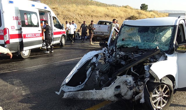 Batman'da kamyonet ile hafif ticari araç çarpıştı: 7 yaralı