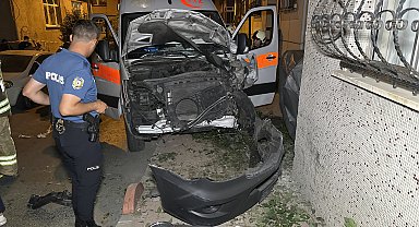 Bayrampaşa'da hasta taşıyan ambulans ile otomobil çarpıştı: 3 yaralı
