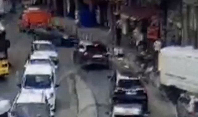 Beykoz'da otomobilin kaldırımdaki yayaların arasına daldığı kaza kamerada: 5 yaralı