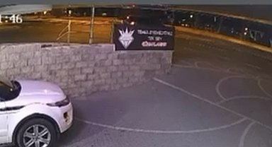 Beylikdüzü'nde motosikletin otomobile çarptığı anlar kamerada: 2 yaralı