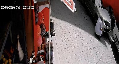 Beyoğlu'nda kargo aracının çarptığı otomobil askıda kaldı: Daha önce aynısını yaşadım