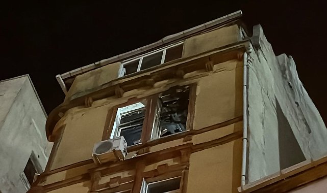 Beyoğlu'nda maç sonrası atılan havai fişek dairede yangına neden oldu