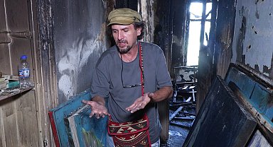 Beyoğlu'nda maçta atılan havai fişek eve düştü, sergiye hazırlanan ressamın 20 yıllık tabloları yandı