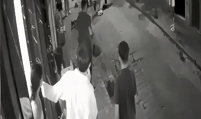 Beyoğlu'nda terriere saldıran pitbull cinsi köpeğin sahibinin bıçaklandığı kavga kamerada