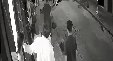 Beyoğlu'nda terriere saldıran pitbull cinsi köpeğin sahibinin bıçaklandığı kavga kamerada
