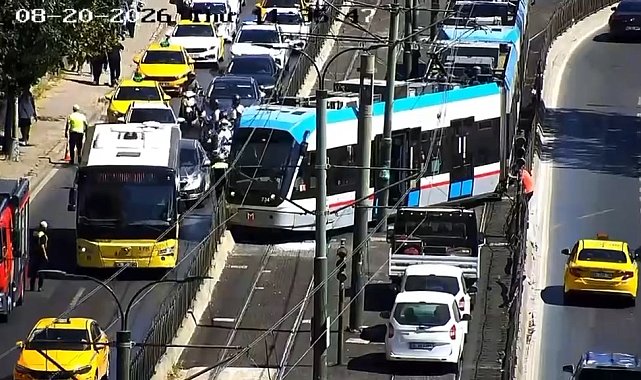 Beyoğlu'nda tramvay raydan çıktı-1