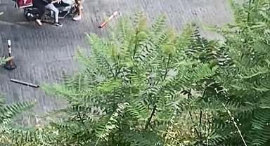 Beyoğlu'nda yarı çıplak önüne atladığı motosikletliyi düşürdü; duba sopa ve tekmeyle darbedildi