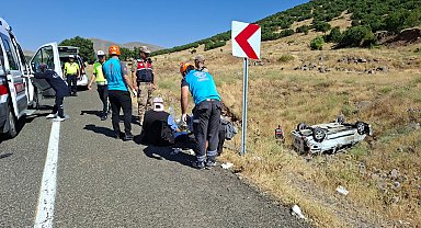 Bingöl'de hafif ticari araç şarampole devrildi: 1'i ağır, 6 yaralı