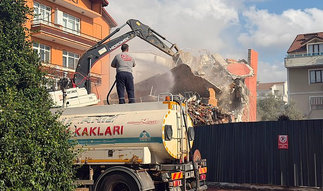 Bitişiğindeki temel kazısı sırasında yan yatmaya başlayan binanın yıkımı yapıldı