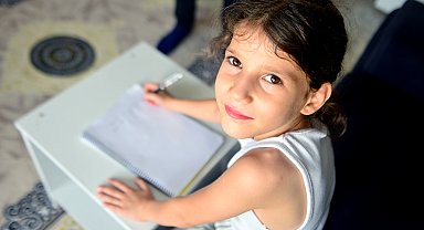 Biyonik kulağı kırılan Ayşegül, okullar açılmadan önce 'duymak' istiyor