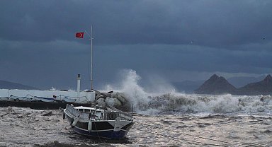 Bodrum'da feribot seferlerine fırtına engeli